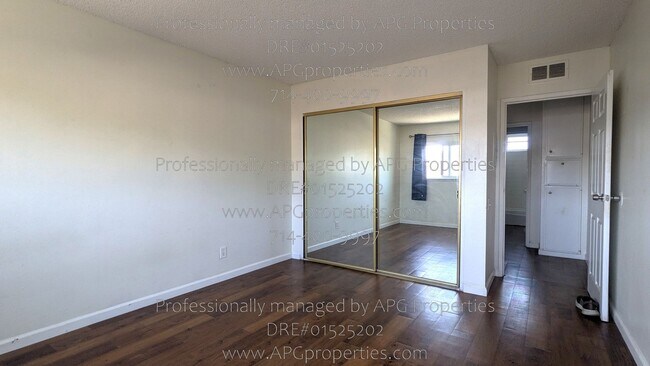 Building Photo - 1850 W Greenleaf Ave
