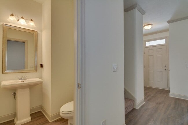 Building Photo - Beautiful End Unit Townhouse