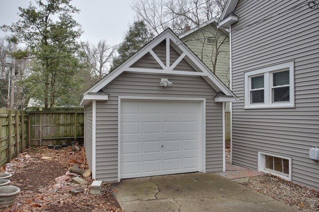 Building Photo - 3 Bedroom updated home Near Campus - Avail...