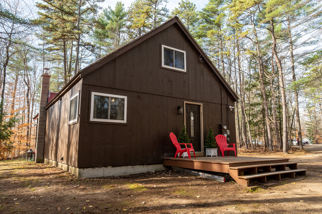 Building Photo - 135 Pine River Path