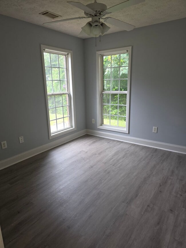 Building Photo - A Great Starter Home Just For YOU!