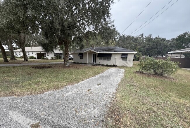 Building Photo - 811 S Lone Oak Dr