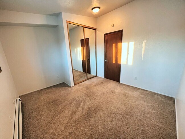 Building Photo - Spacious & Bright Top Floor Condo in East Anchorage, Close to Base + W/D In Unit!