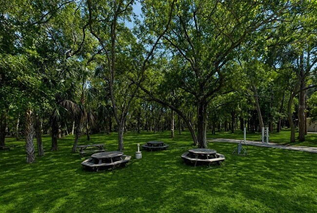 Building Photo - 1400 Gandy Blvd N