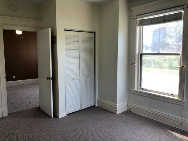 Building Photo - 1st Floor 2 Bedroom Apartment w/ Private Basement - Available July 1st