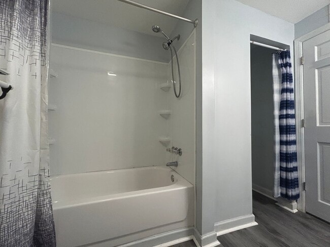 Building Photo - Large 4 bedroom 3 bathroom house in the he...