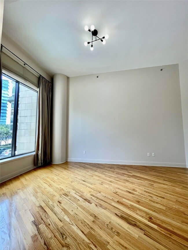 Building Photo - 5005 Hidalgo St