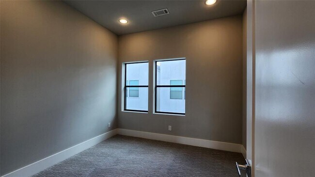 Building Photo - 5713 Larkin St