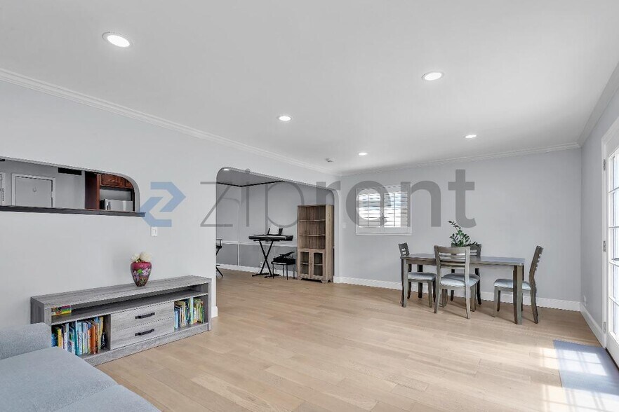 Building Photo - Unit