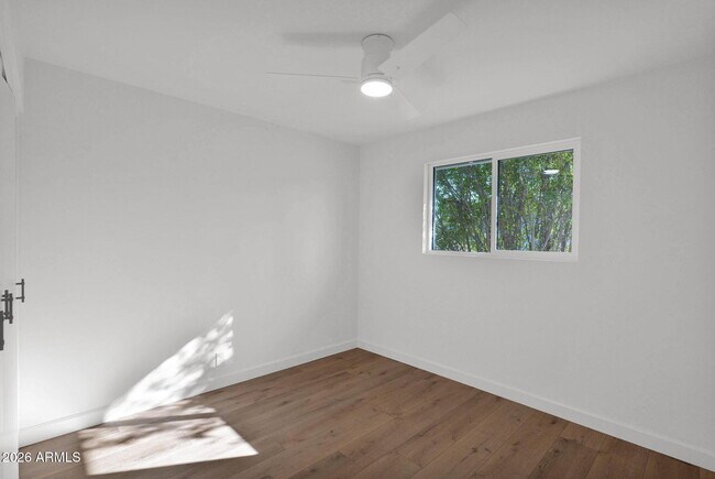 Building Photo - 501 W Seldon Ln
