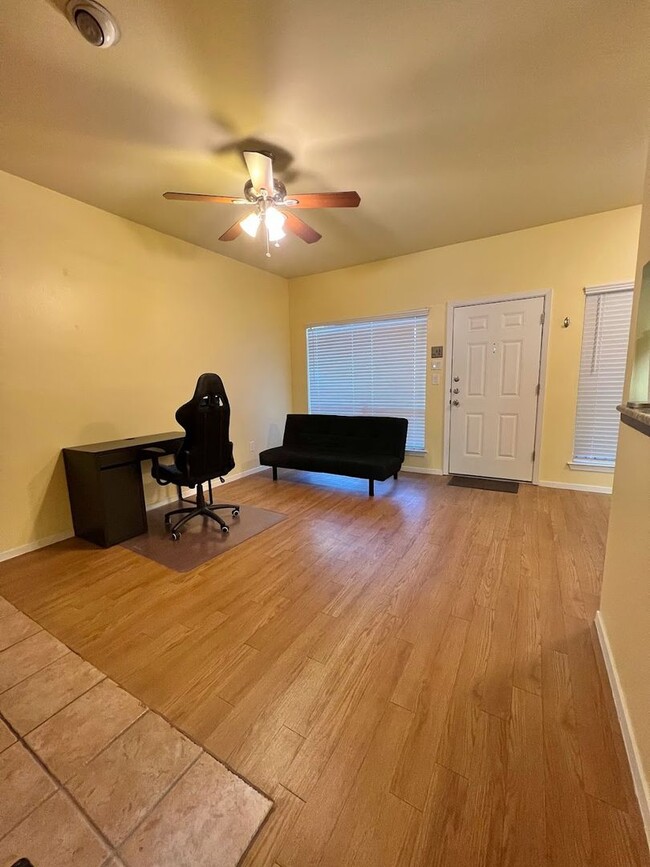 Building Photo - WONDERFUL WEST CAMPUS 1 BEDROOM - AVAILABL...