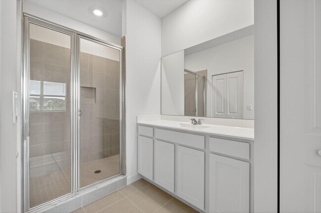 Building Photo - 303 SE Crossoak Ln