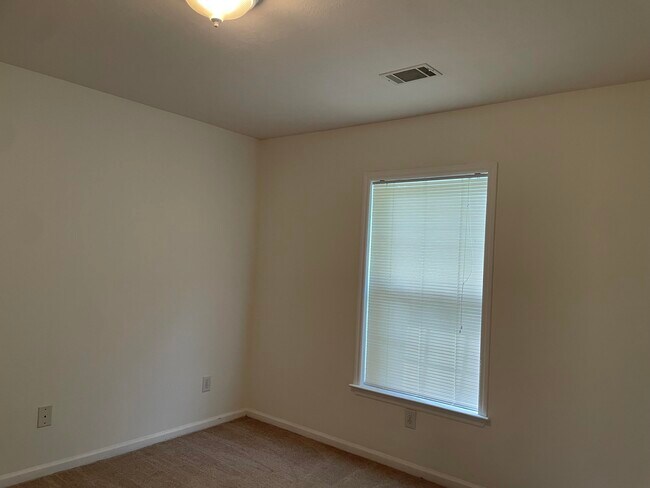 Building Photo - 212 E Middlebury Ln SW