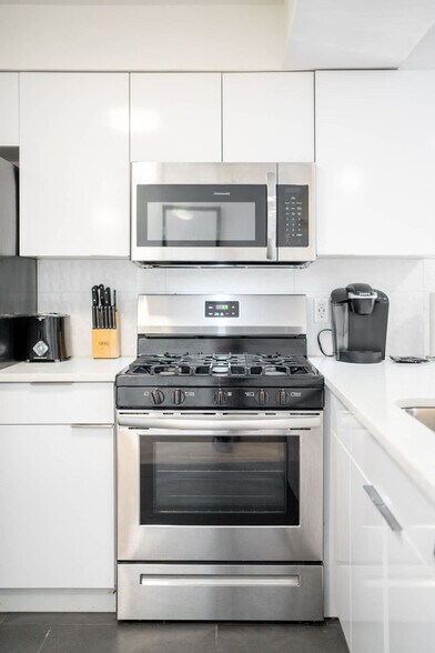 Building Photo - 1136 Crescent Ave NE