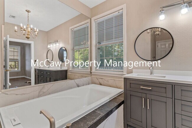 Building Photo - 302 W Spring St