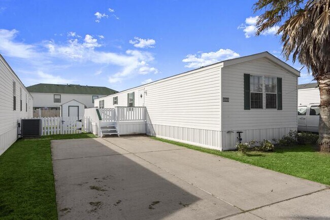 Building Photo - 5040 St Kitts Calle St