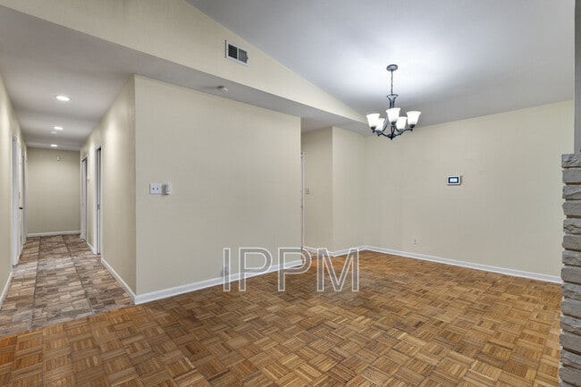 Building Photo - 914 Carrol Ave