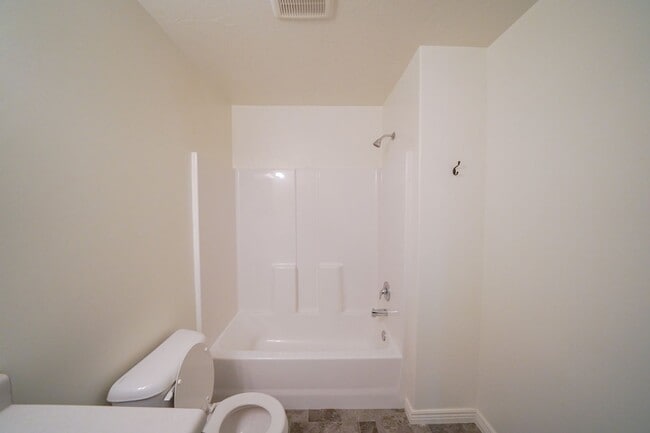 Building Photo - Spacious Townhome for Rent – Prime Location!