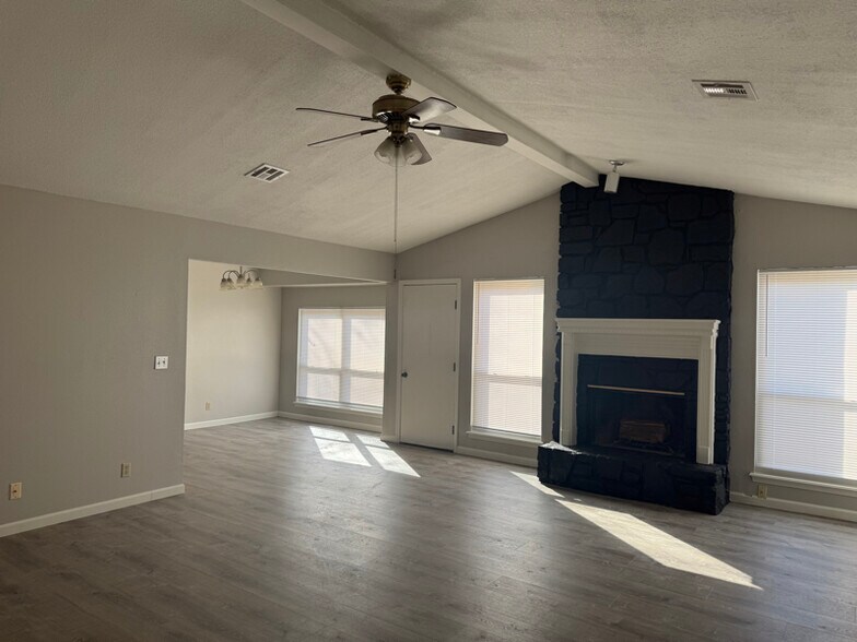 Building Photo - 1716 N Butternut Ave