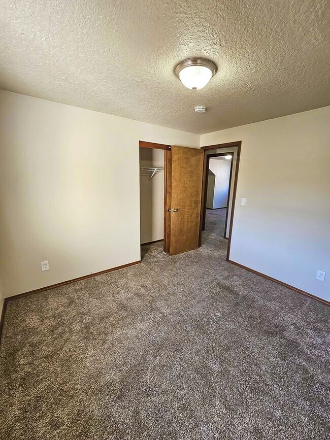 Building Photo - Spacious 2467 sq ft 4 Bedroom 2.5 Bath hom...