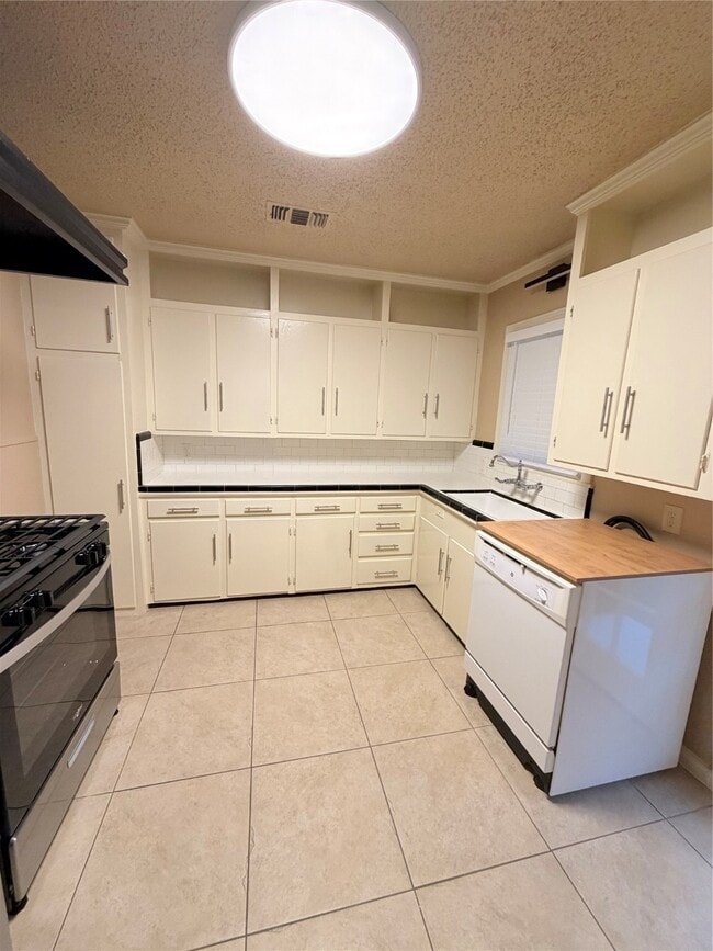 Building Photo - 6520 Weslayan St