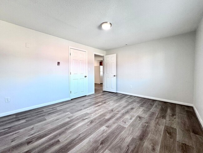 Building Photo - 50-58 Walnut Street Unit 12