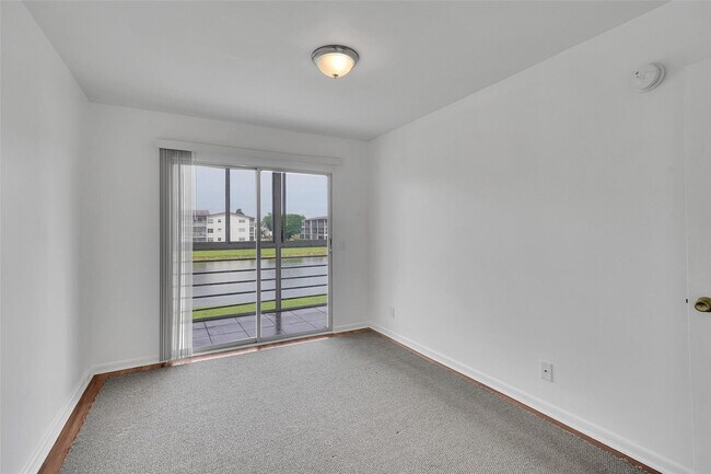 Building Photo - 486 Fanshaw L