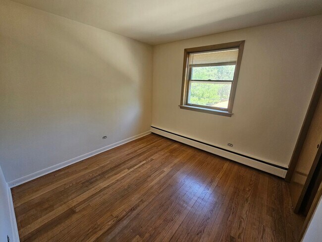 Building Photo - Charming Two Bedroom / 1.5 Bath