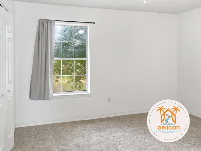 Building Photo - Bright townhome in the heart of Pensacola