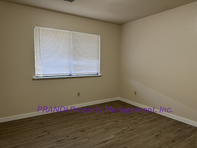 Building Photo - Charming 1-Bedroom Home with Bonus Room, U...