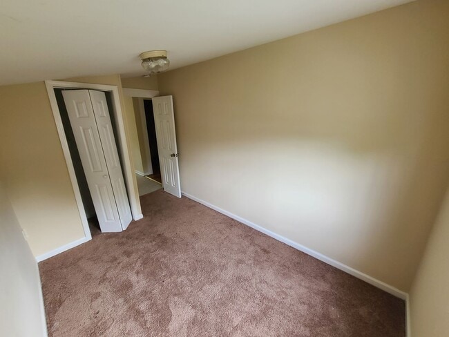 Building Photo - Burlington 4 Bed, 1 Bath - Nice Neighborhood