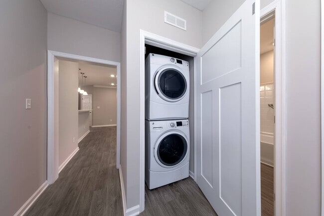 Building Photo - Like New one level living