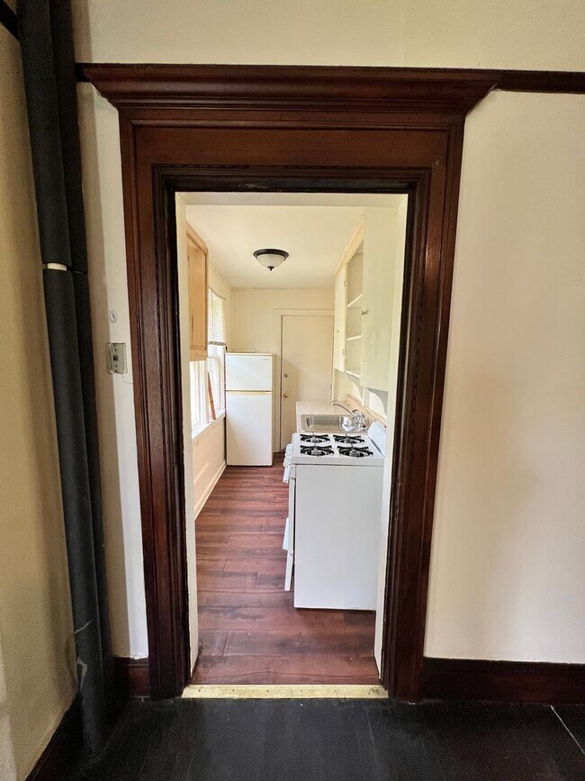 Building Photo - 1317 E 2nd St