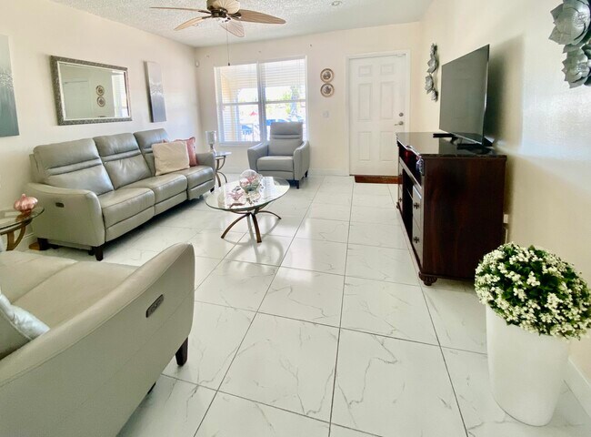 Building Photo - 938 Sumter Rd E