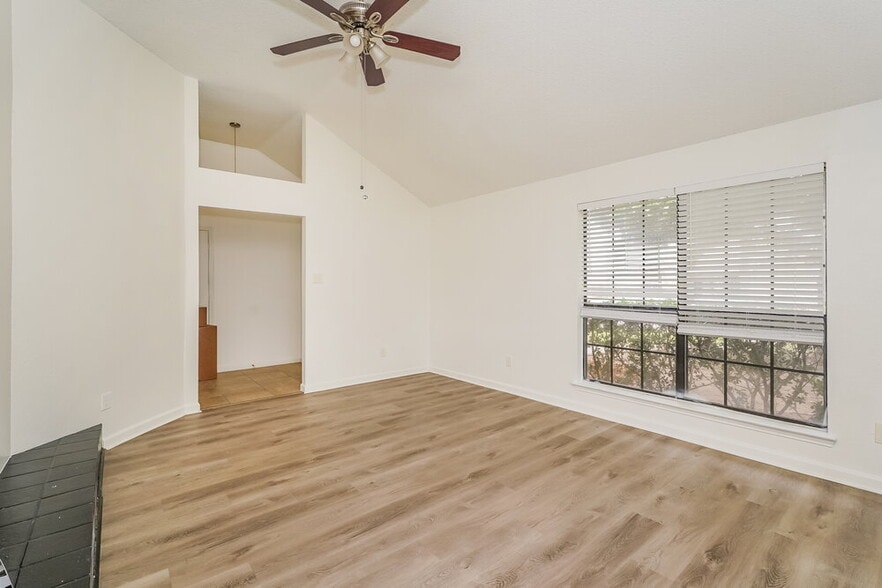 Building Photo - 936 Manor Dr