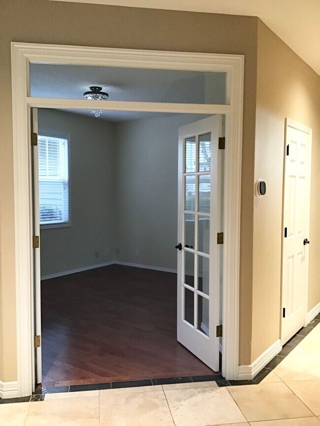 Building Photo - For Rent - Exceptional Murrayhill Location...