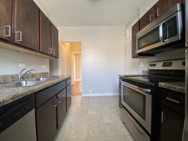 Built-in microwave and a dishwasher - 801-13 W. Cornelia