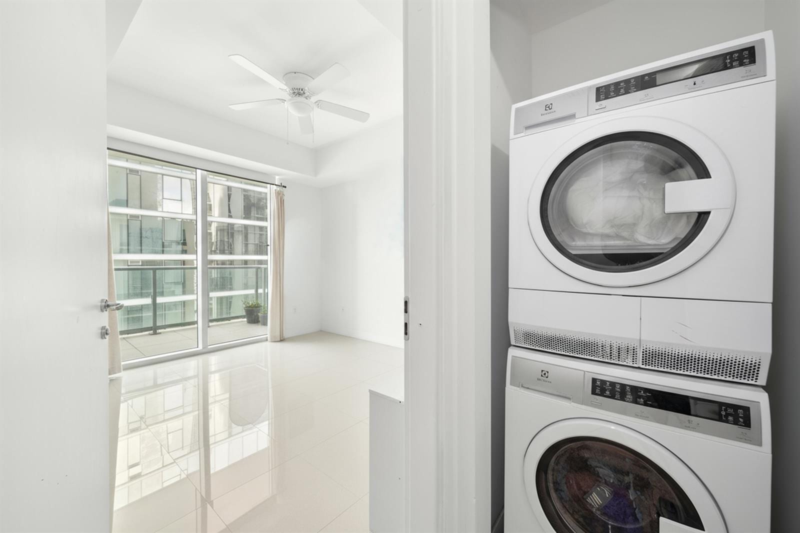 Building Photo - 300 S BISCAYNE