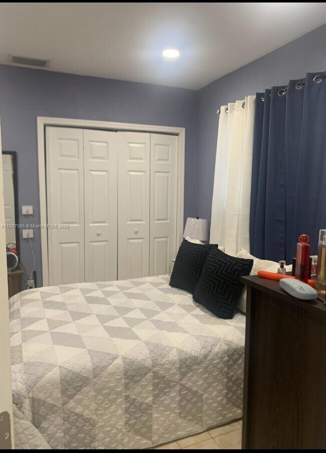 Building Photo - 570 W 46th Pl