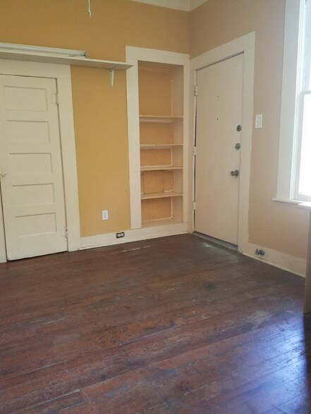 Building Photo - 926 E Drexel Ave