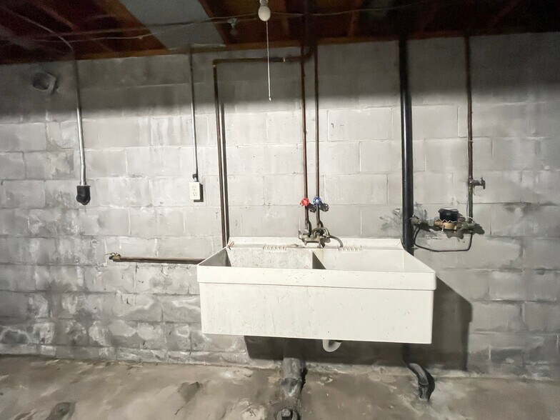Building Photo - 1326 Hassler St