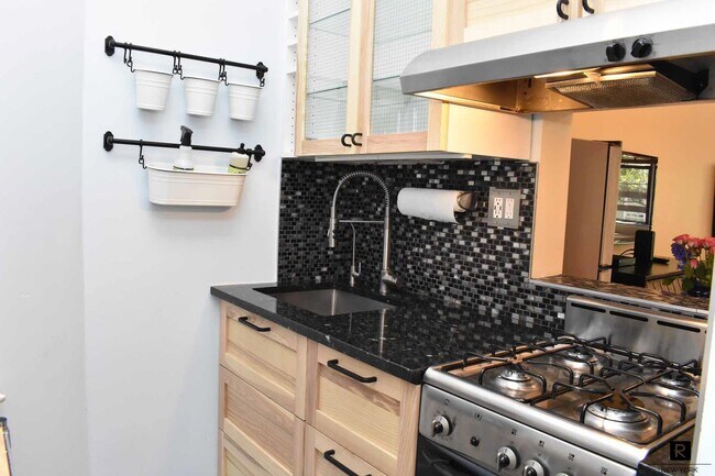 Building Photo - 531 E 87th St