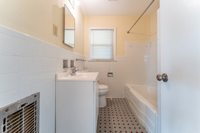 Building Photo - Donelson 3 Bedroom 2 Bath Apartment in Duplex