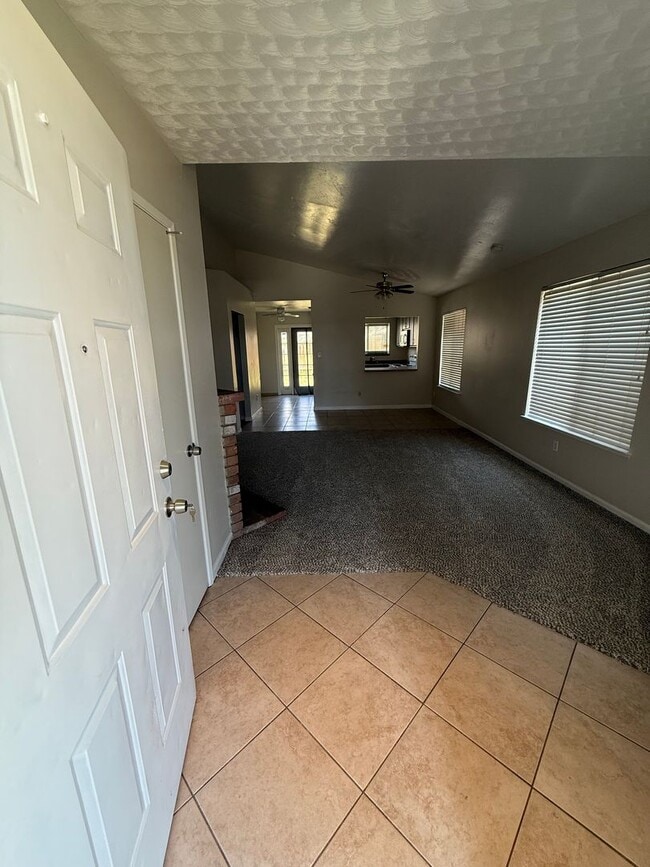 Building Photo - Spacious 2-Bedroom, 1-Bathroom Home in Sou...
