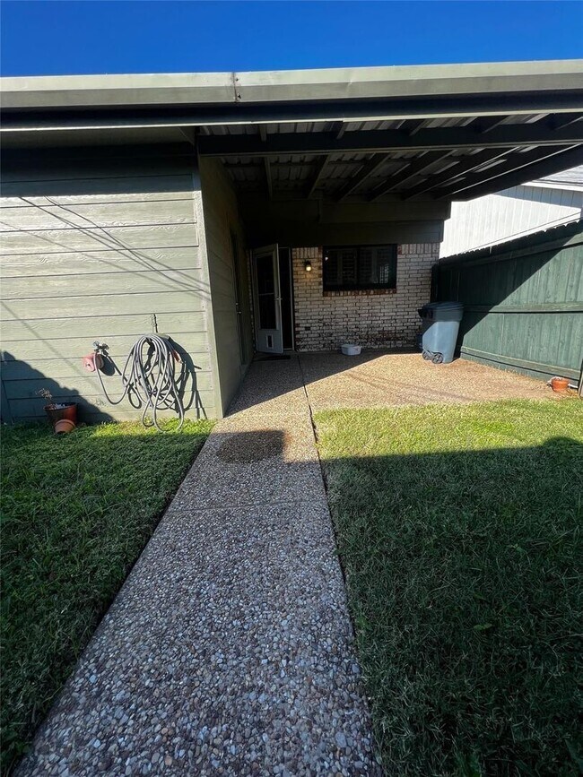 Building Photo - Awesome move in Ready Home!!