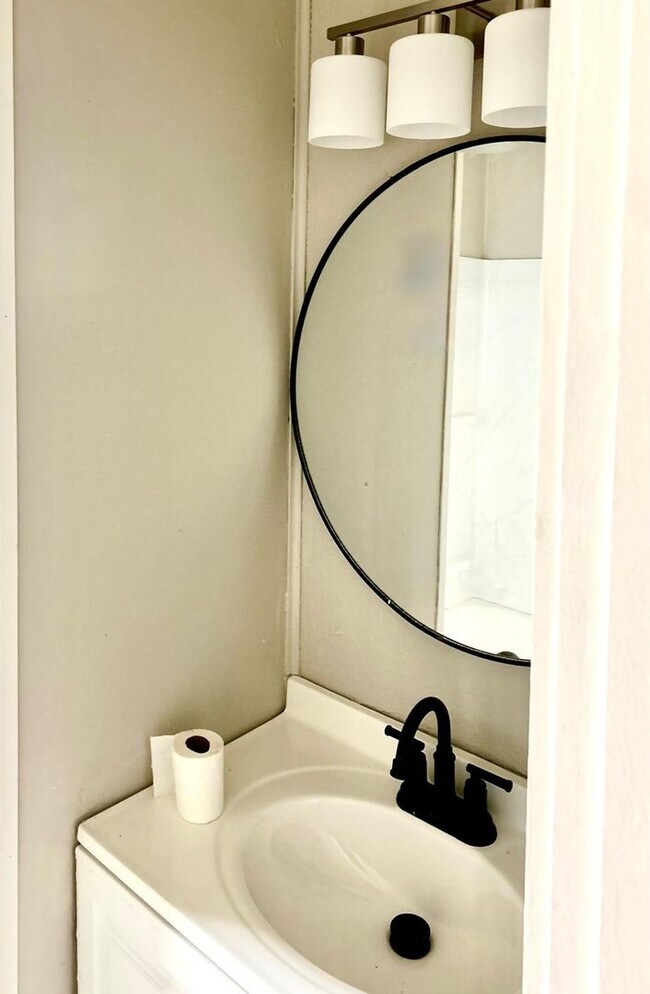 Building Photo - 2-Bedroom Single Family Home