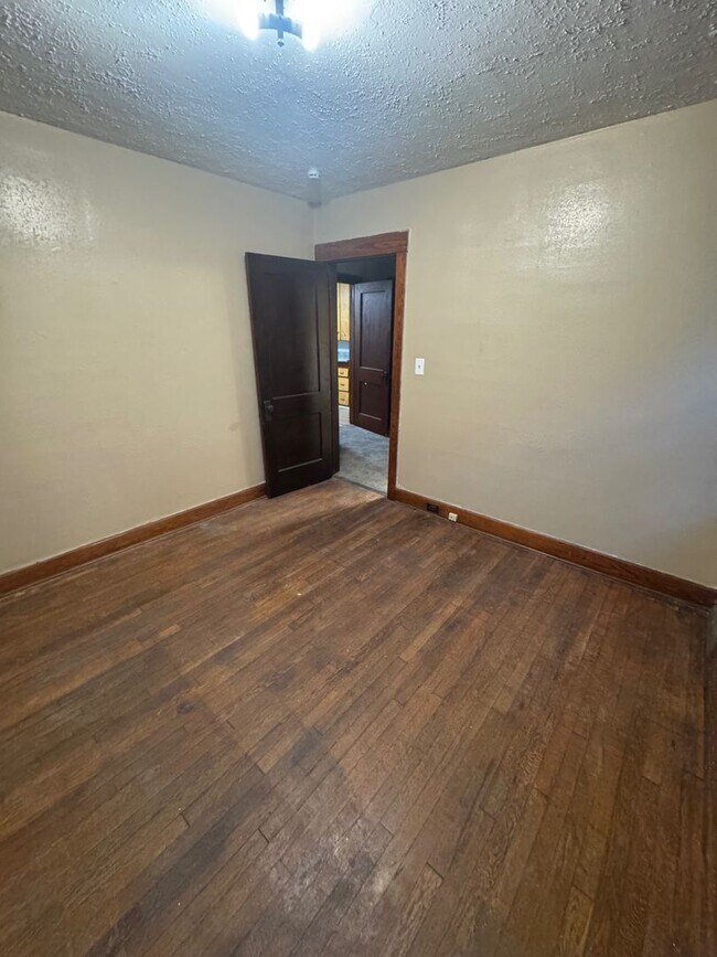 Building Photo - 7505 Halle Ave