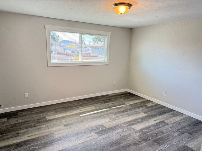 Building Photo - New 2 bed 1 1/2 bath duplex in Springfield!