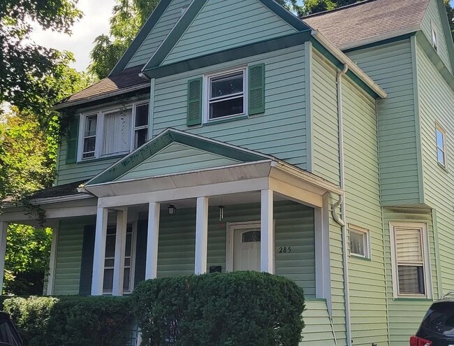 Building Photo - 285 Richard St