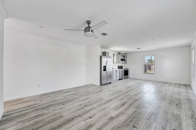 Building Photo - 2410 Skyview St